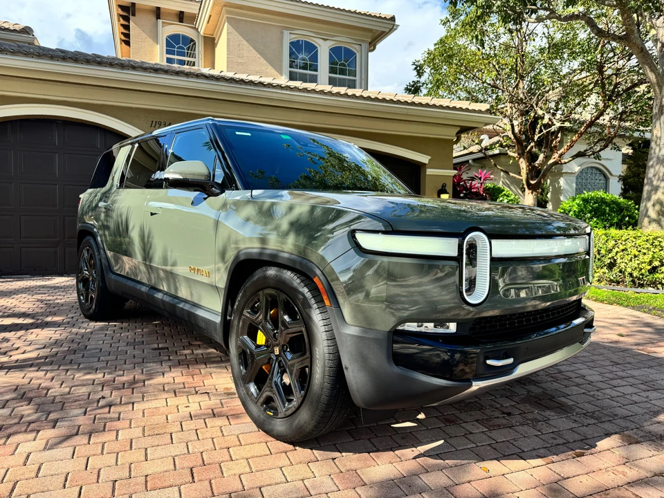 2022 Rivian R1S - Image 27 of 31