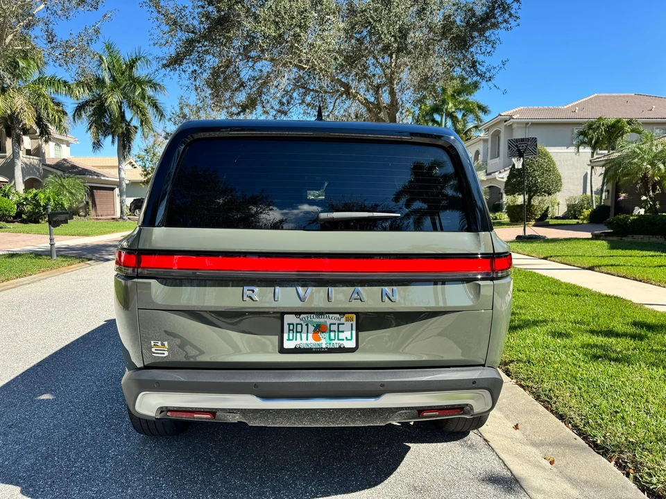 2022 Rivian R1S - Image 14 of 31