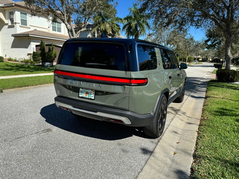 2022 Rivian R1S - Image 18 of 31