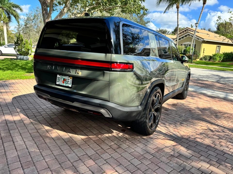 2022 Rivian R1S - Image 19 of 31