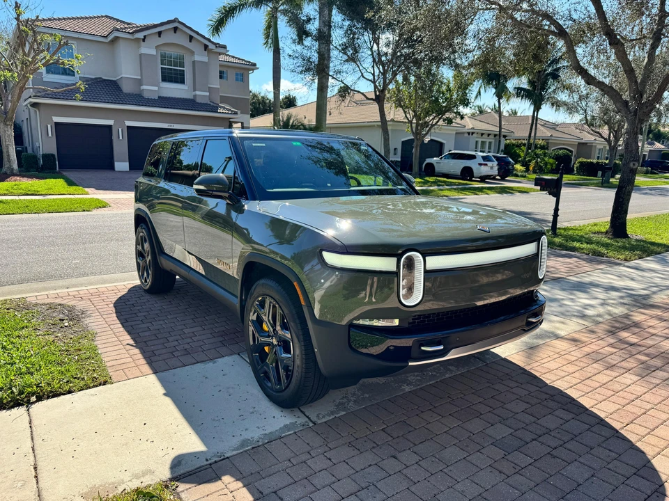 2022 Rivian R1S - Image 26 of 31