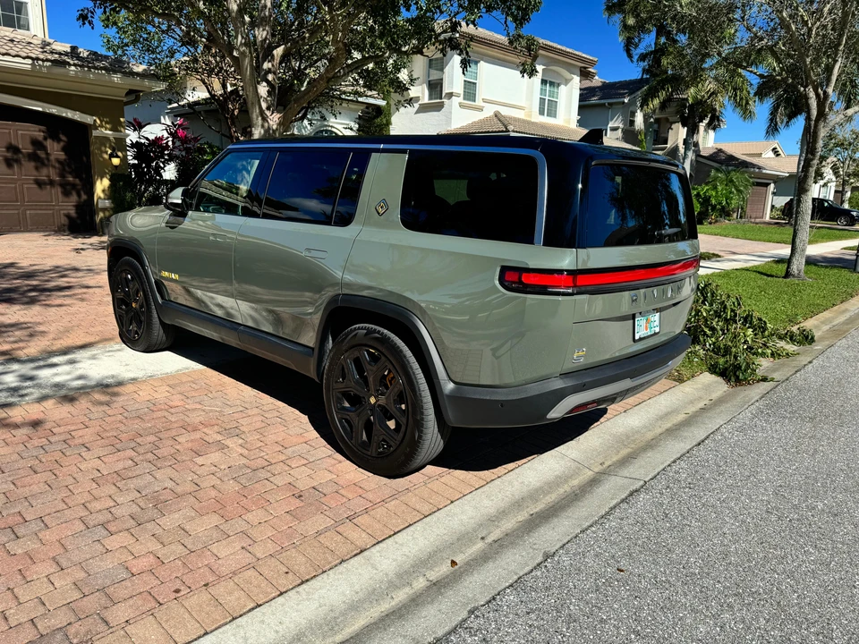 2022 Rivian R1S - Image 10 of 31