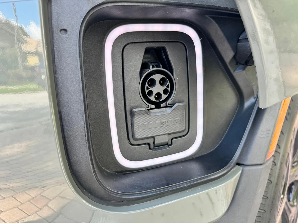 2022 Rivian R1S - Image 31 of 31