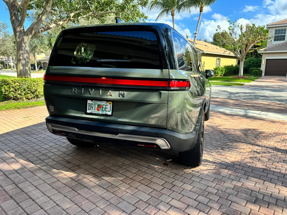 2022 Rivian R1S - Image 17 of 31