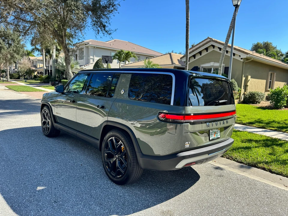 2022 Rivian R1S - Image 12 of 31