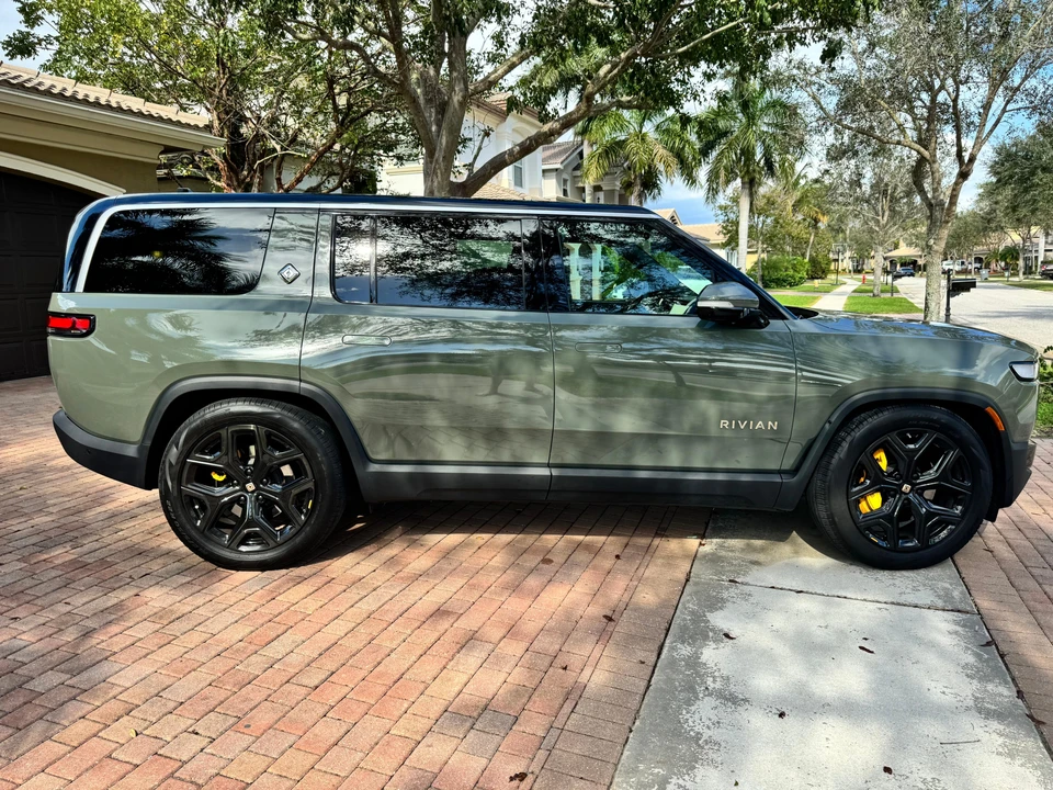 2022 Rivian R1S - Image 24 of 31
