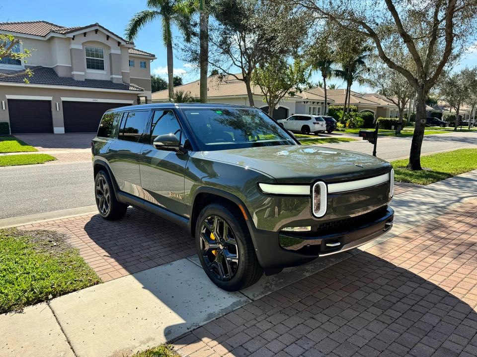 2022 Rivian R1S - Image 25 of 31