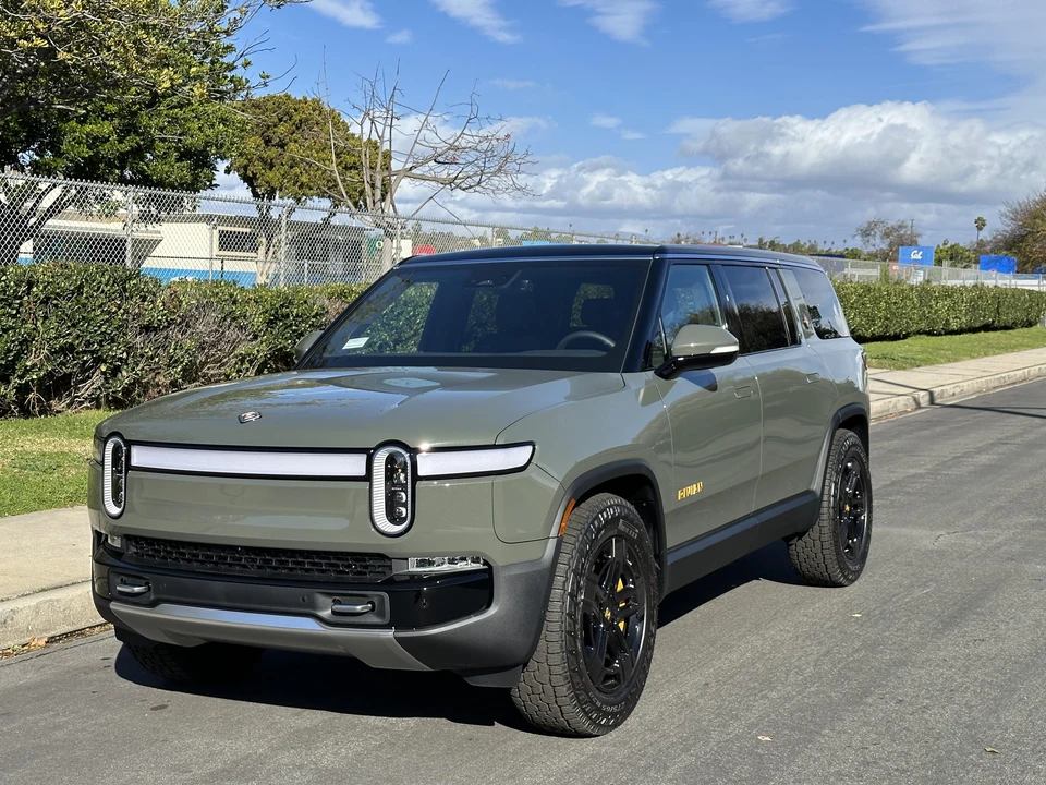 2022 Rivian R1S - Image 9 of 31