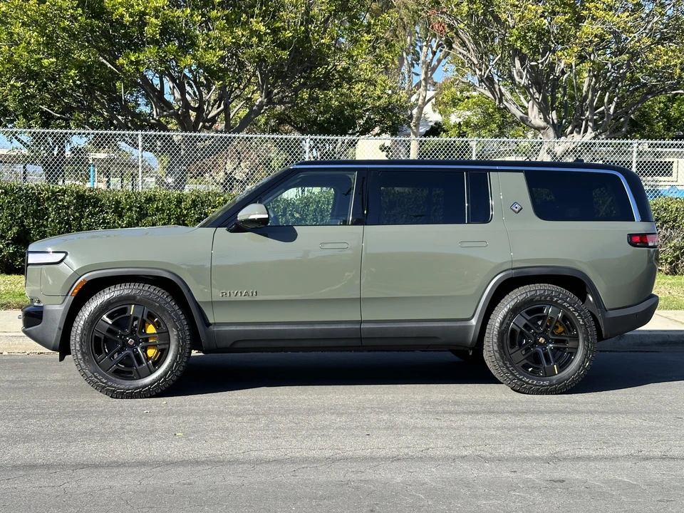 2022 Rivian R1S - Image 12 of 31