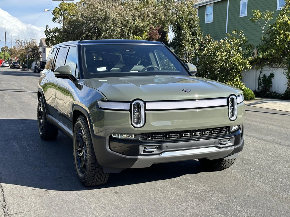 2022 Rivian R1S - Image 24 of 31