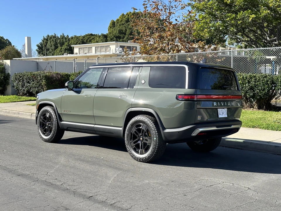 2022 Rivian R1S - Image 14 of 31