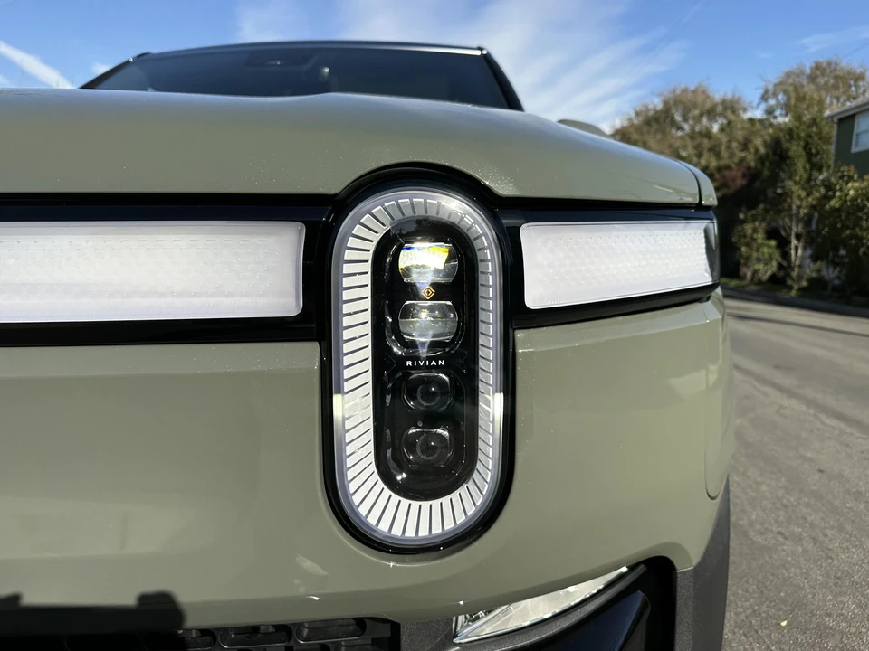 2022 Rivian R1S - Image 26 of 31