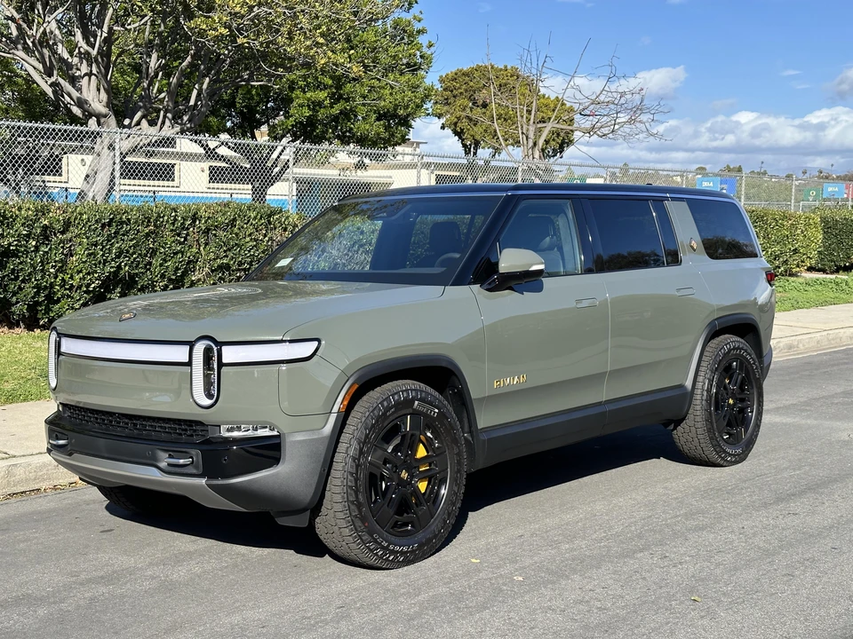 2022 Rivian R1S - Image 10 of 31