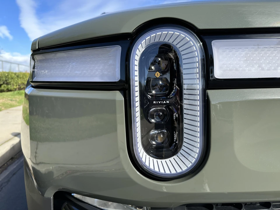 2022 Rivian R1S - Image 25 of 31