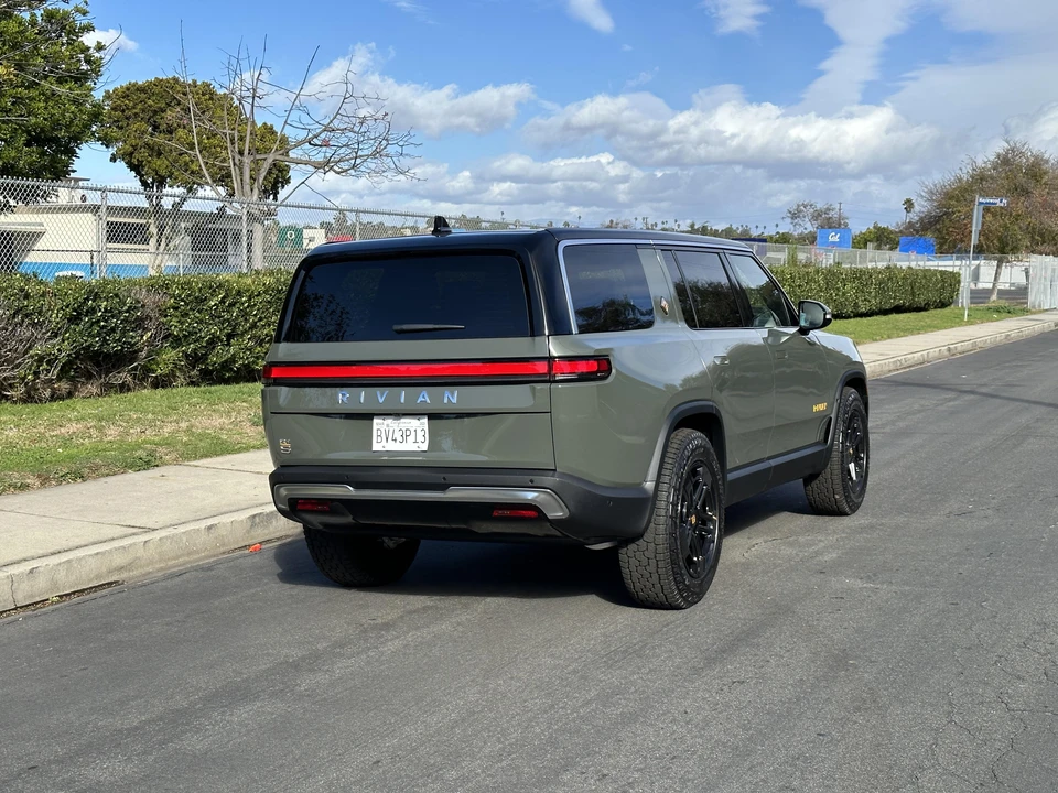 2022 Rivian R1S - Image 18 of 31