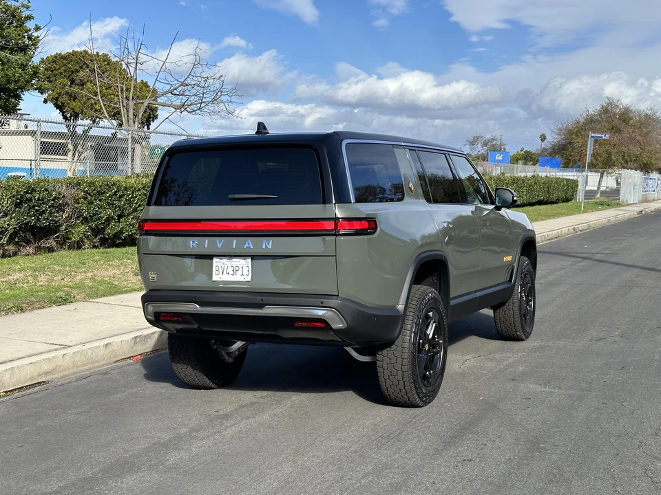 2022 Rivian R1S - Image 17 of 31