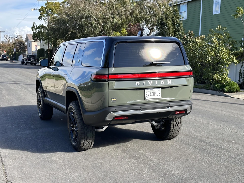 2022 Rivian R1S - Image 15 of 31