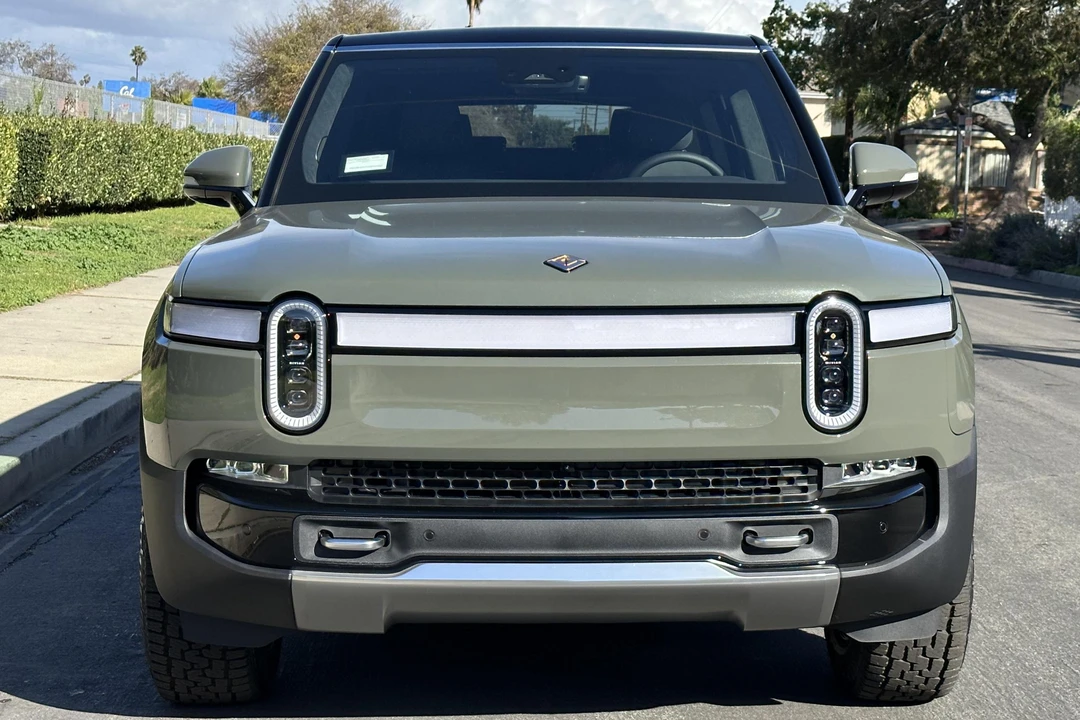 2022 Rivian R1S - Image 2 of 31
