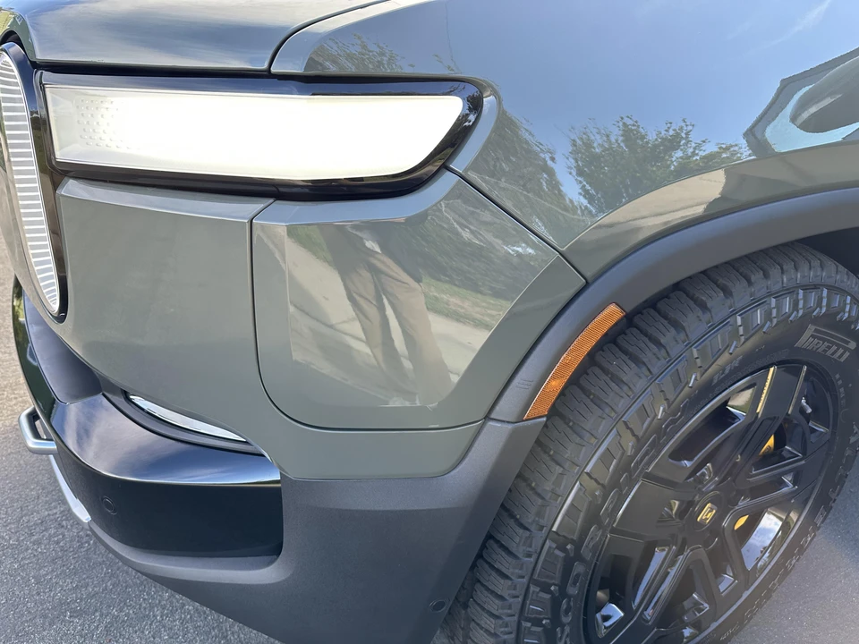 2022 Rivian R1S - Image 28 of 31