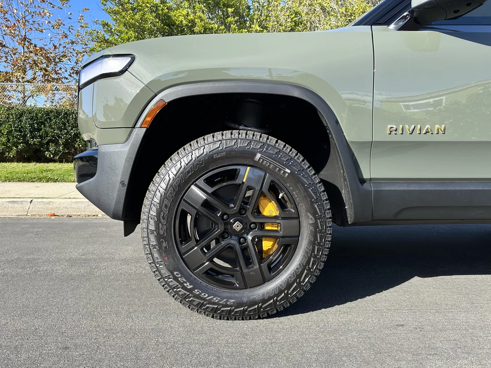 2022 Rivian R1S - Image 29 of 31