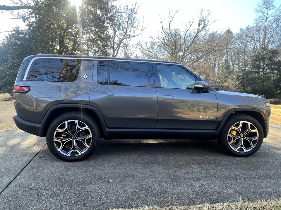 2022 Rivian R1S - Image 19 of 20