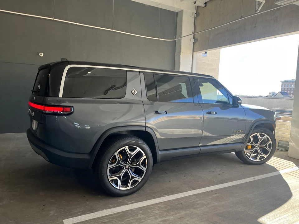 2022 Rivian R1S - Image 17 of 20