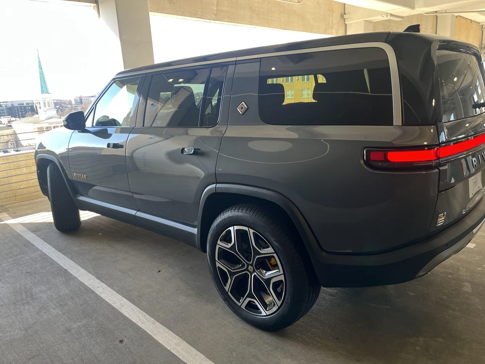 2022 Rivian R1S - Image 11 of 20