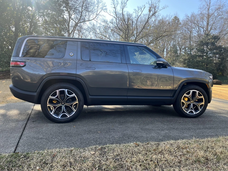 2022 Rivian R1S - Image 18 of 20