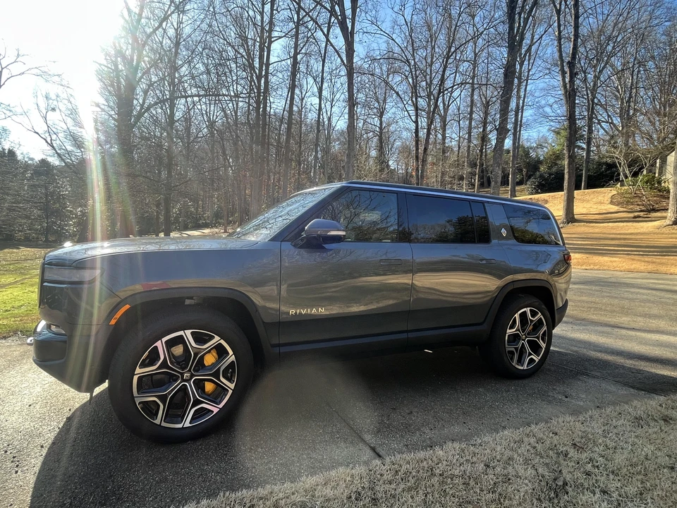 2022 Rivian R1S - Image 8 of 20