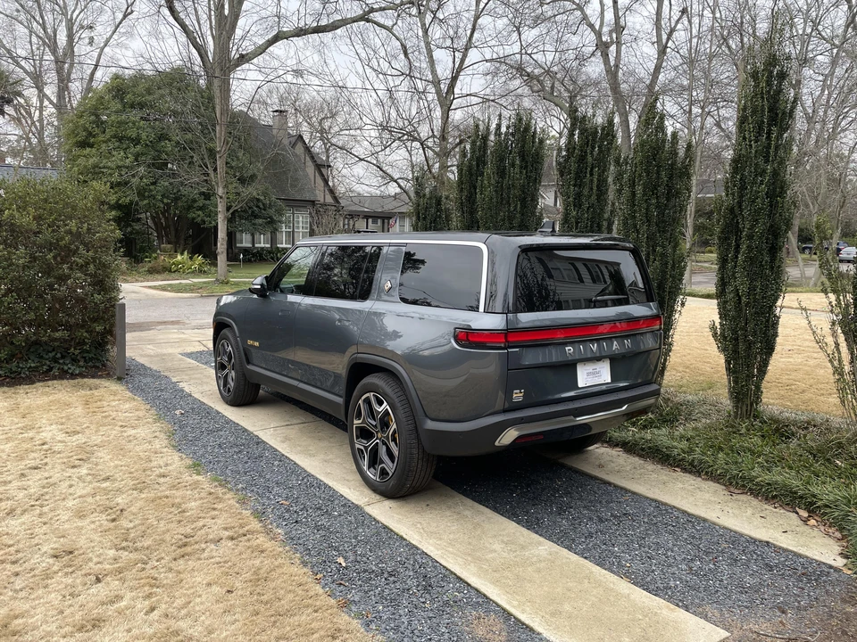 2022 Rivian R1S - Image 12 of 20