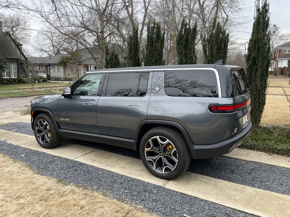 2022 Rivian R1S - Image 10 of 20