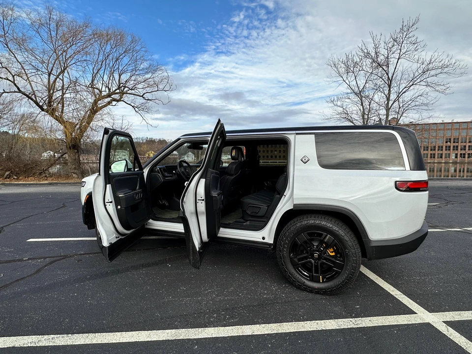 2022 Rivian R1S - Image 14 of 31
