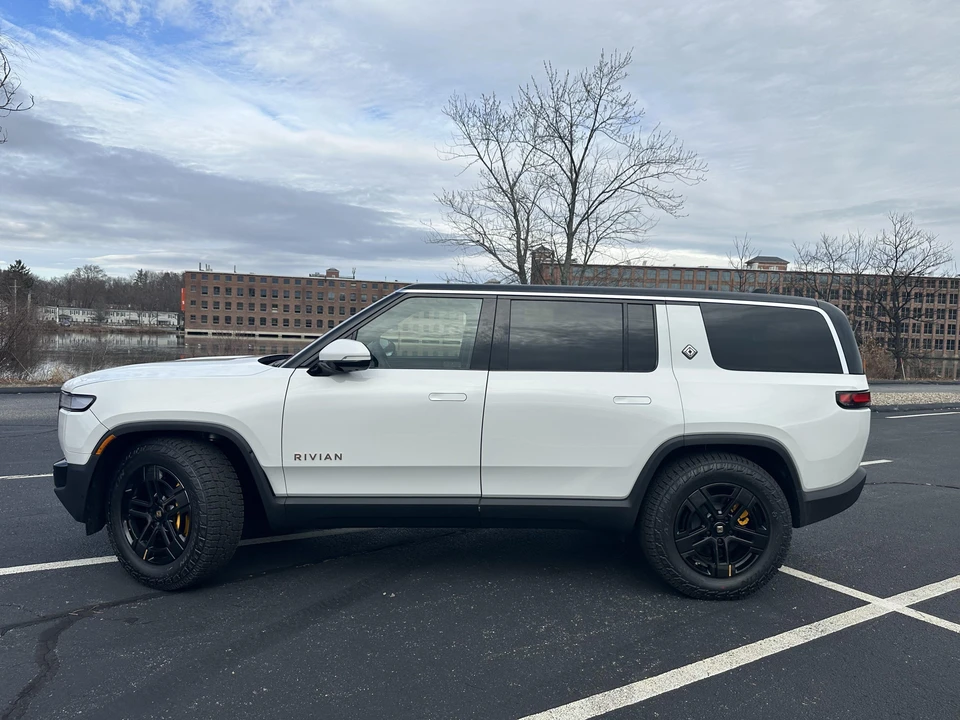 2022 Rivian R1S - Image 10 of 31
