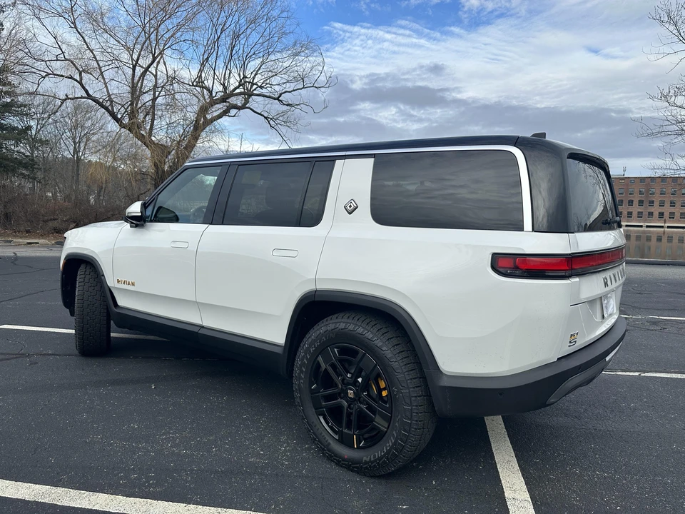 2022 Rivian R1S - Image 16 of 31