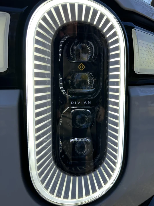 2022 Rivian R1S - Image 25 of 31