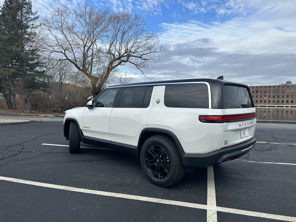 2022 Rivian R1S - Image 15 of 31