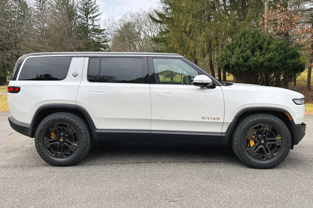 2022 Rivian R1S - Image 3 of 31