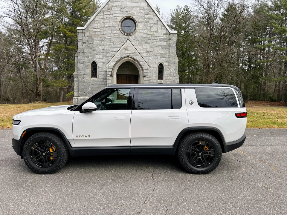 2022 Rivian R1S - Image 12 of 31