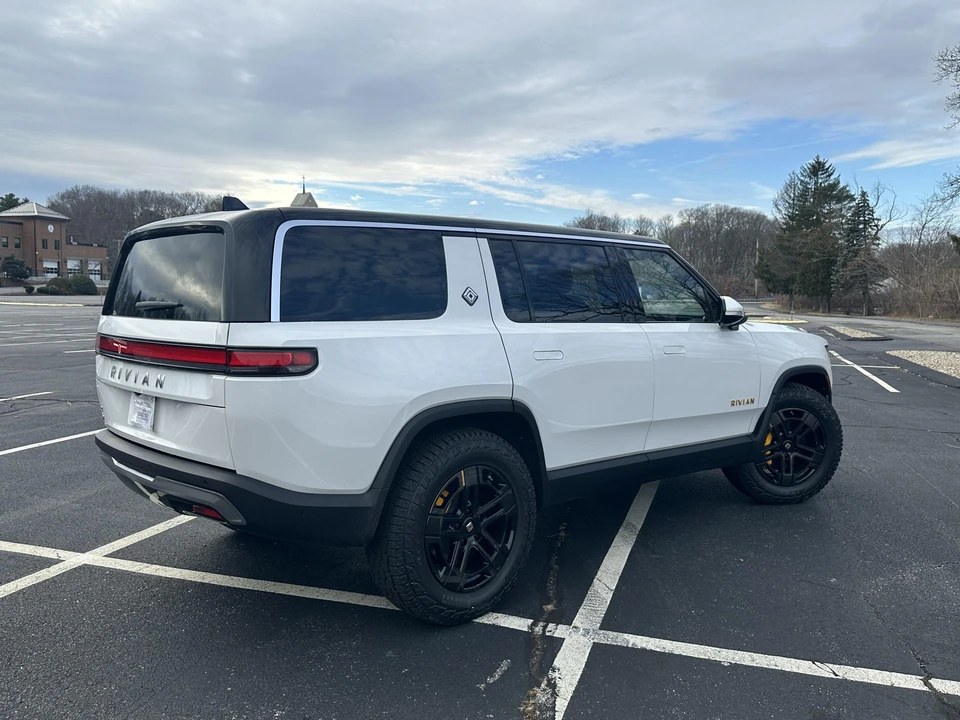 2022 Rivian R1S - Image 18 of 31