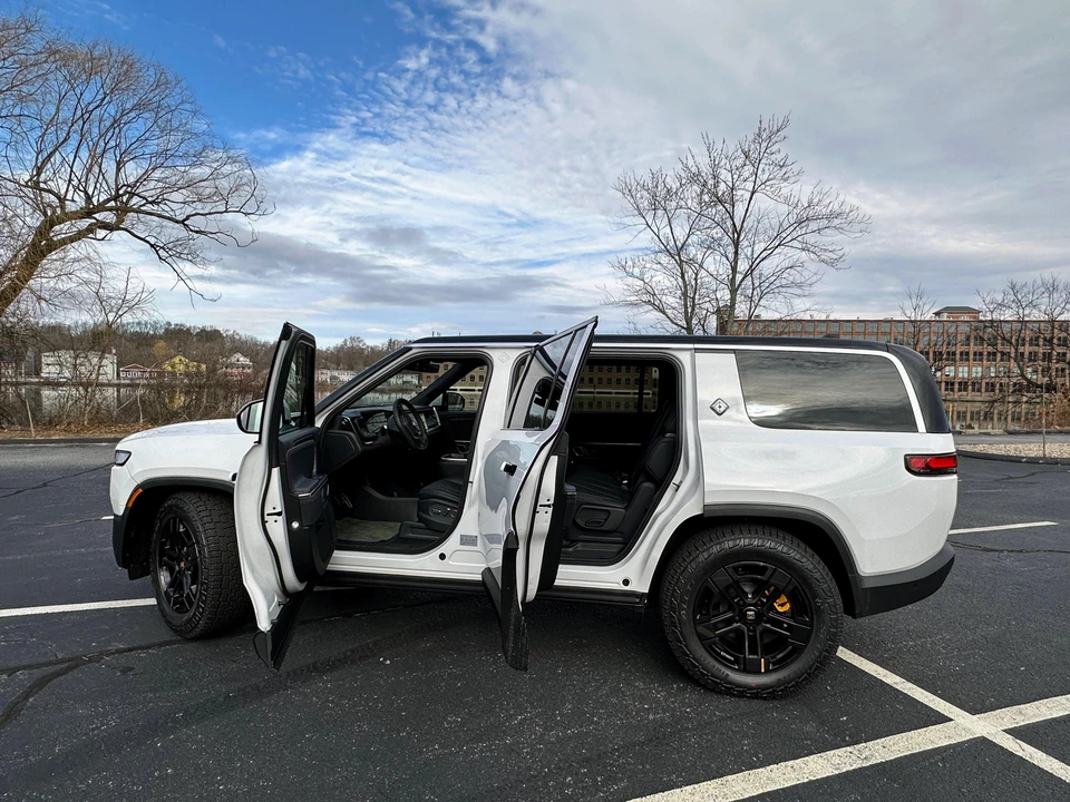 2022 Rivian R1S - Image 13 of 31