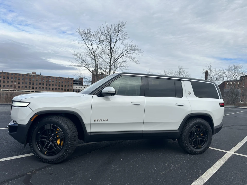 2022 Rivian R1S - Image 9 of 31