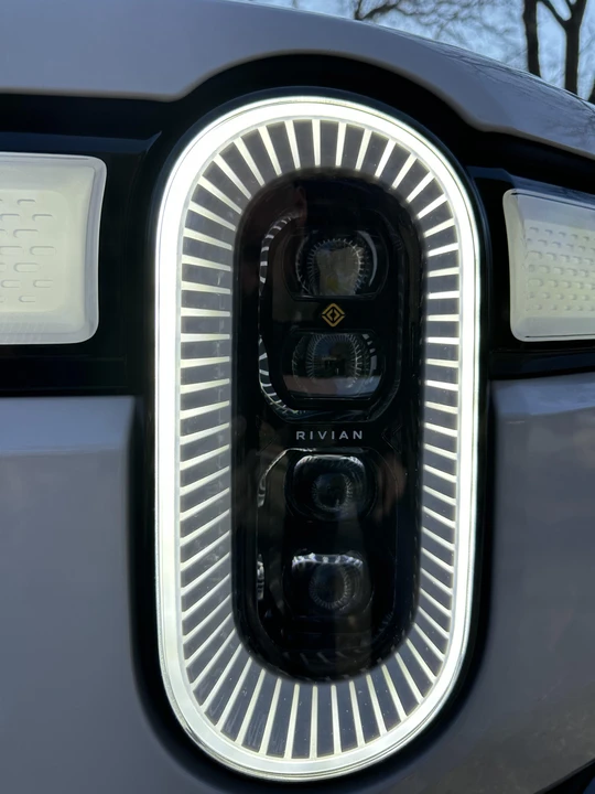 2022 Rivian R1S - Image 24 of 31