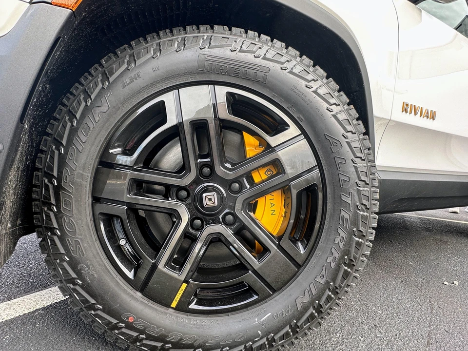 2022 Rivian R1S - Image 30 of 31