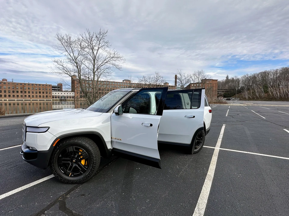 2022 Rivian R1S - Image 7 of 31