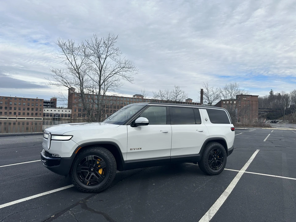2022 Rivian R1S - Image 8 of 31