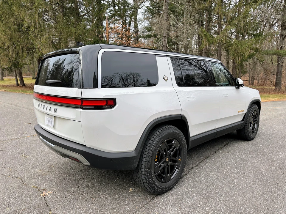 2022 Rivian R1S - Image 17 of 31