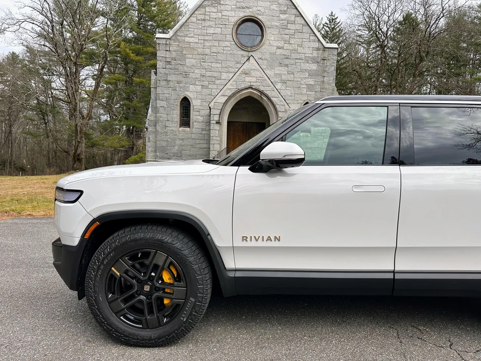 2022 Rivian R1S - Image 28 of 31