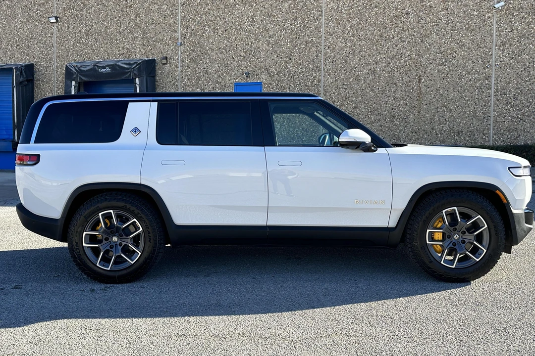 2022 Rivian R1S - Image 3 of 31