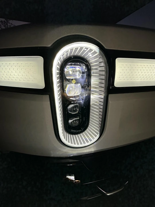 2022 Rivian R1S - Image 16 of 31