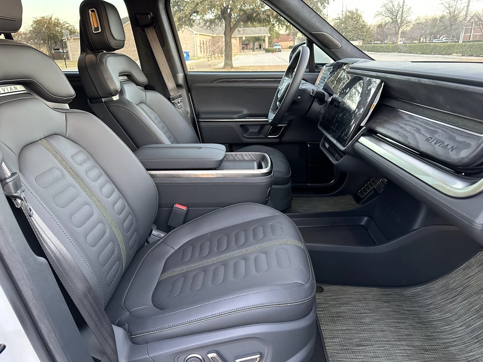 2022 Rivian R1S - Image 29 of 31